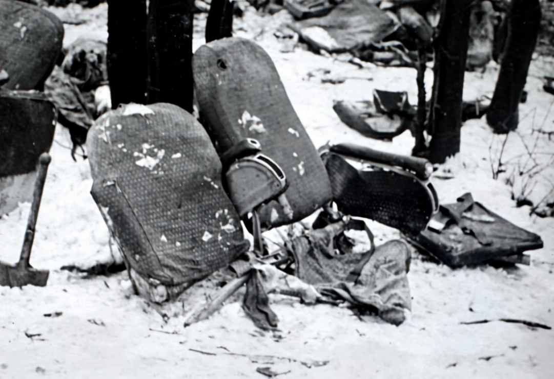 Zničené sedadlá pasažierov. Zdroj fotografie: Archiv bezpečnostních složek ČR.